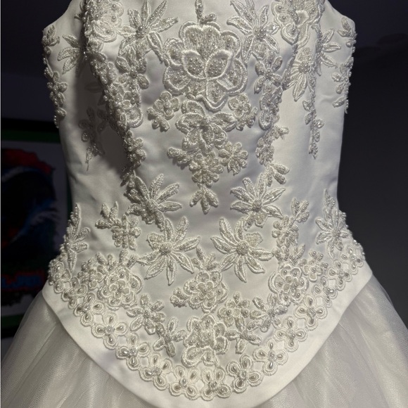 Vintage, White Sleeveless Wedding Gown with beaded bodice and full tulle skirt - Picture 9 of 13